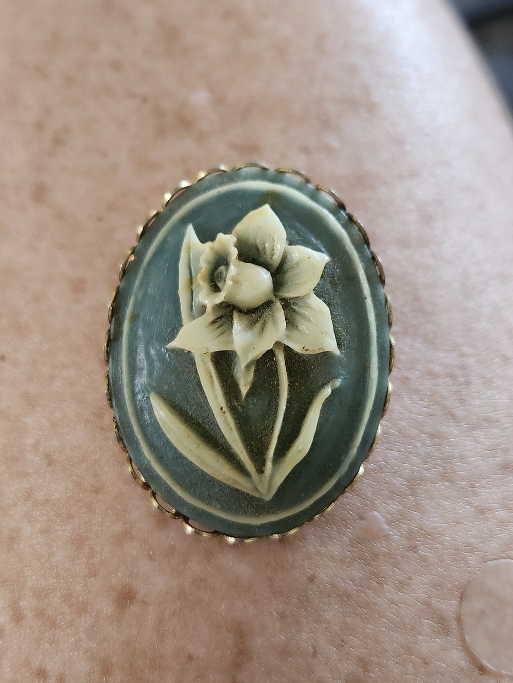 Vintage gold tone carved celluloid flower cameo brooch